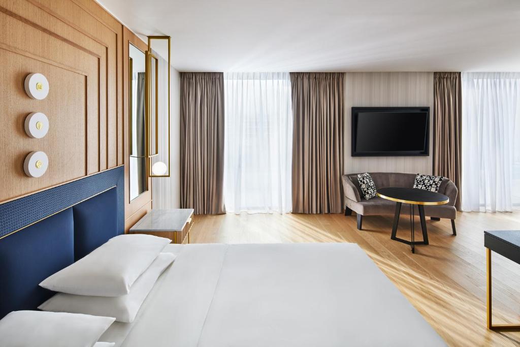 Grand Hyatt Athens - Junior King Suite