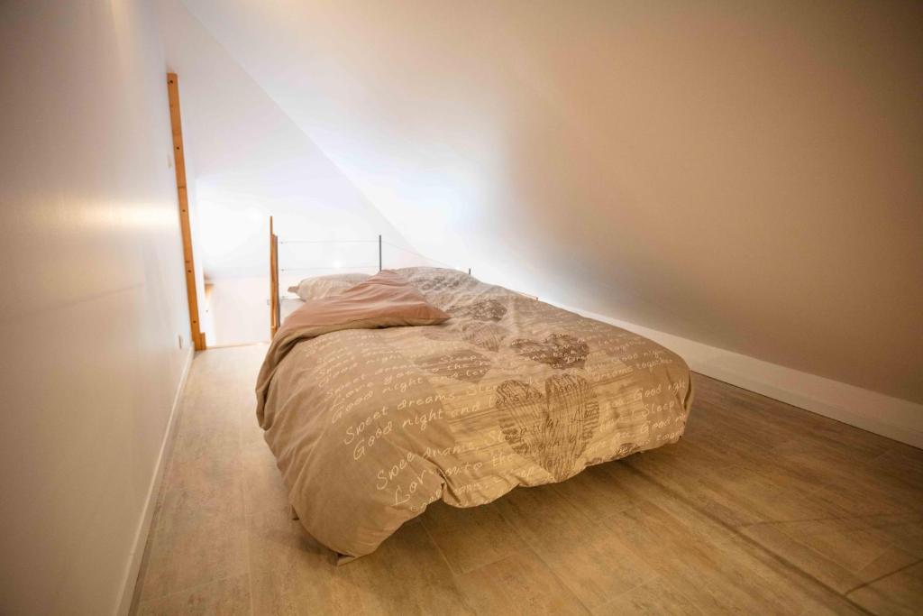 sypialnia z łóżkiem w rogu pokoju w obiekcie guesthome la petite salette w mieście Monestier-de-Clermont