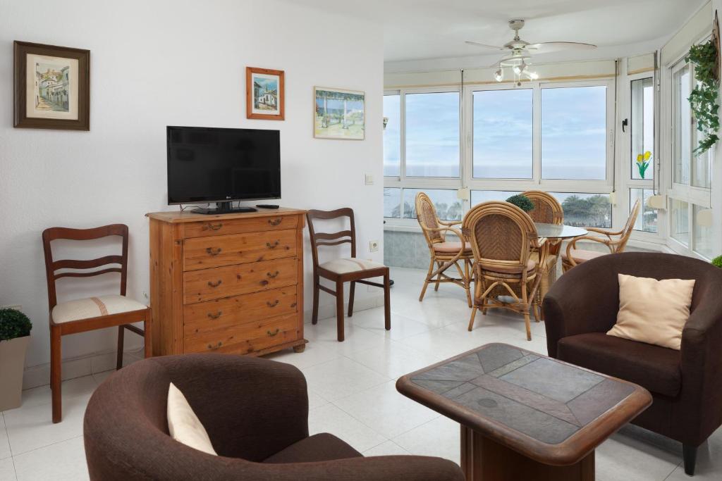 TV a/nebo společenská místnost v ubytování Apartamento junto a la playa A11