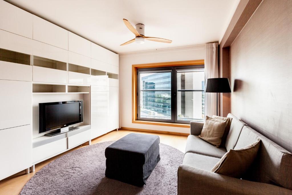 里斯本的住宿－FLH Expo Apartment with View，带沙发和电视的客厅