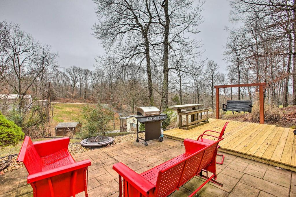 Κήπος έξω από το Albany Home Less Than 1 Mi to Dale Hollow Lake!