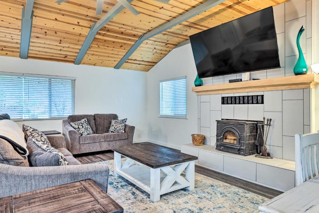 Idyllic Cabin with Fire Pit, 1 Mi to MiWuk Village!, Twain Harte