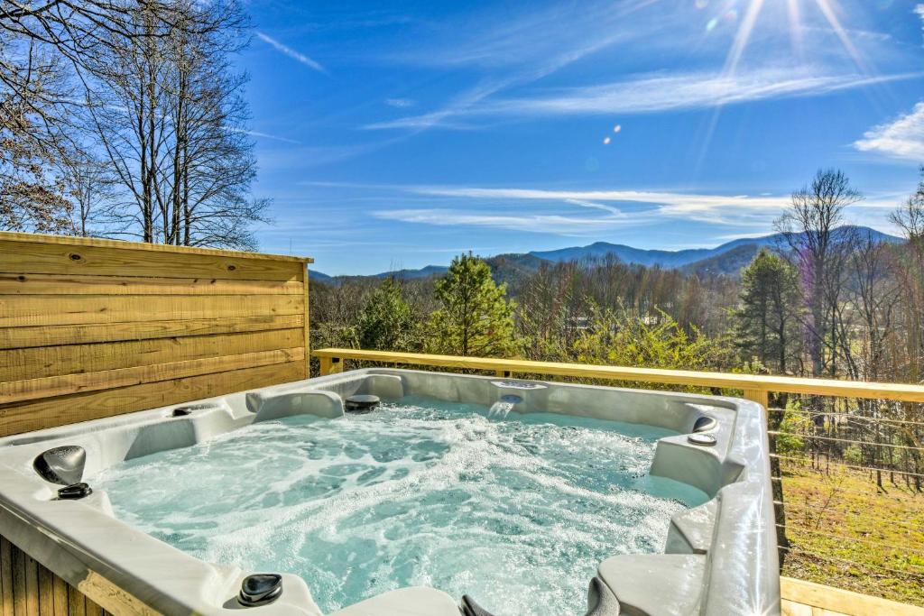 Franklin Home with Hot Tub and Mtn Views!, Franklin (updated prices 2024)