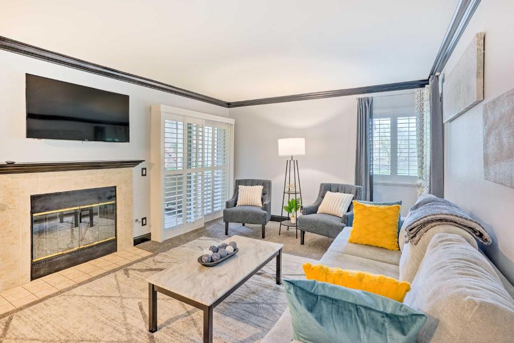 Yorba Linda Condo - Community Pool, Fireplace - Housity