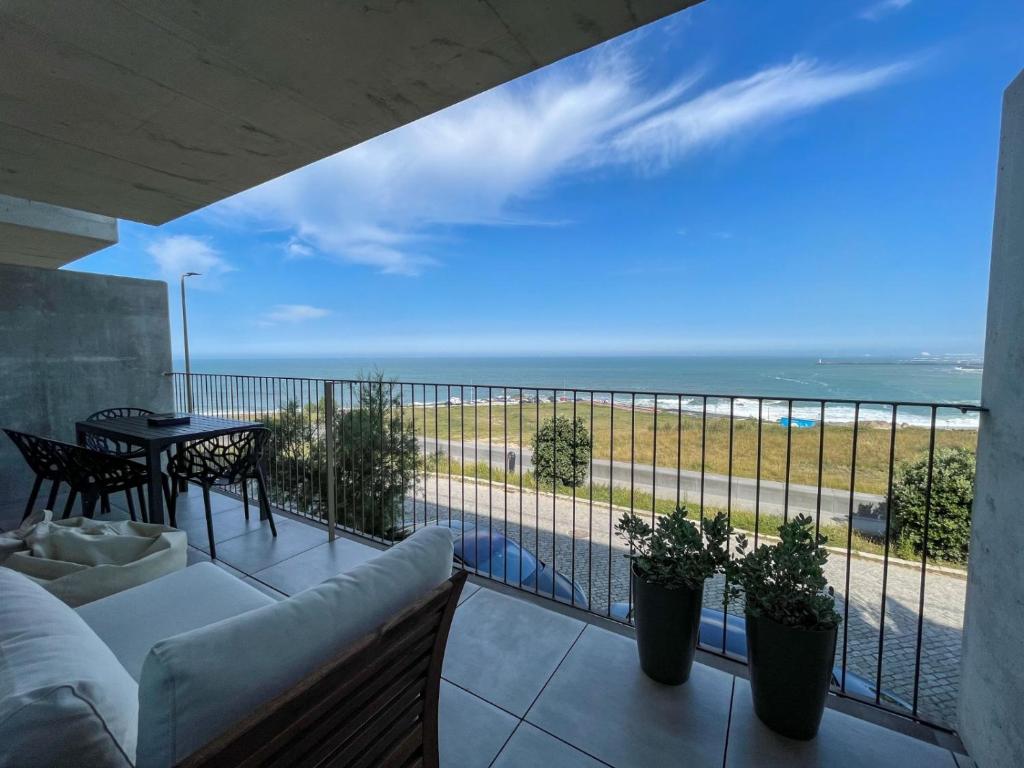 uma varanda com vista para o oceano em Sea&River Apartment em Vila Nova de Gaia