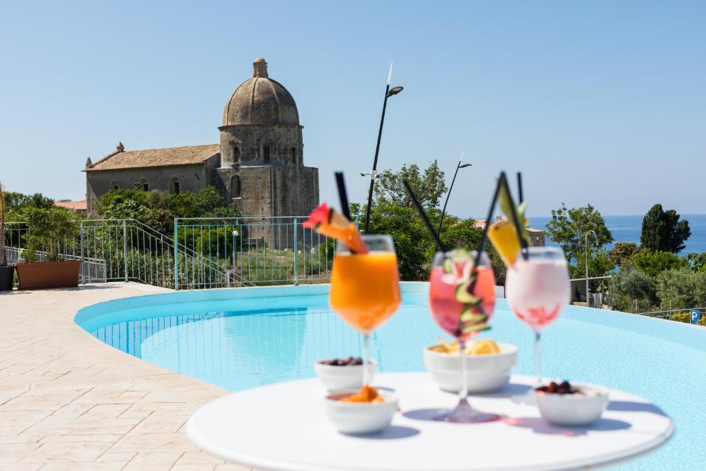 Bazén v ubytování Sentido Michelizia Tropea Resort nebo v jeho okolí