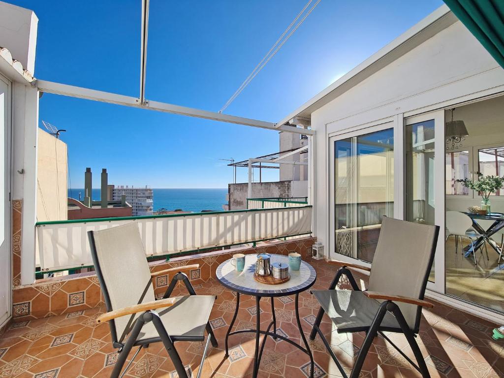 um pátio com uma mesa e cadeiras numa varanda em Playa Postiguet Penthouse by NRAS em Alicante