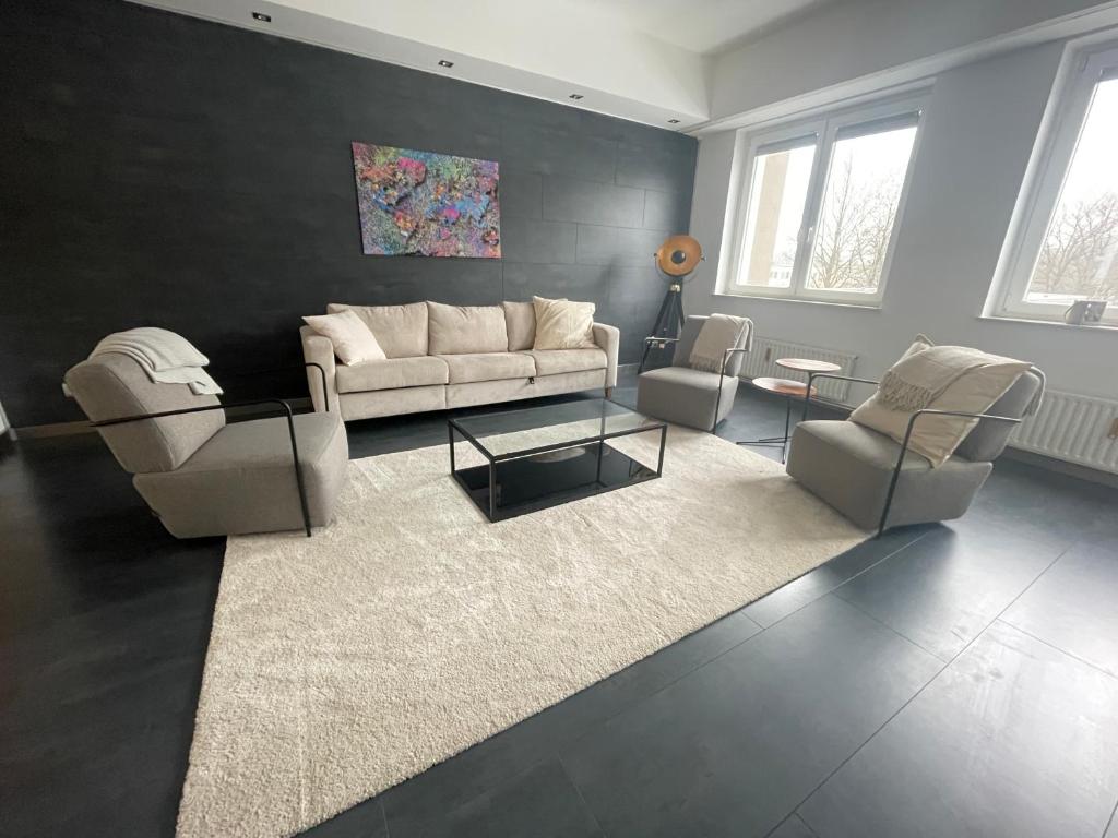 Posezení v ubytování TruRetreats Design Loft für 8 Personen I Riesige Küche I eCharger I 65z SmartTV I 150qm