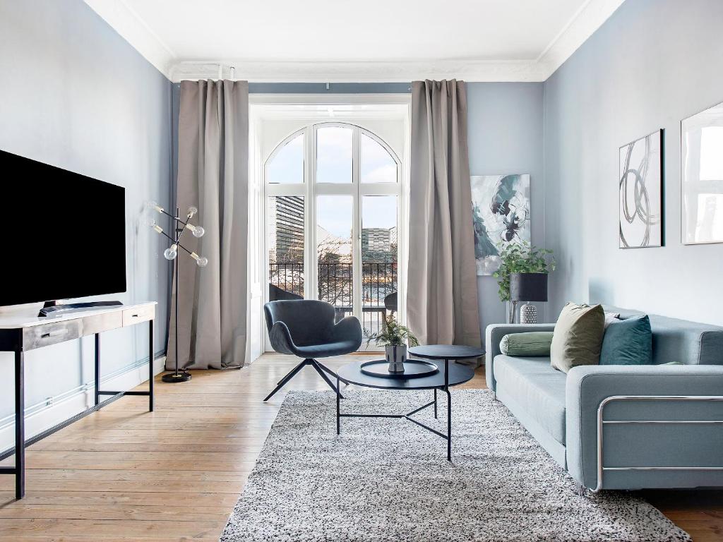Sanders Promenade - Inviting Two-Bedroom Apartment With Water View