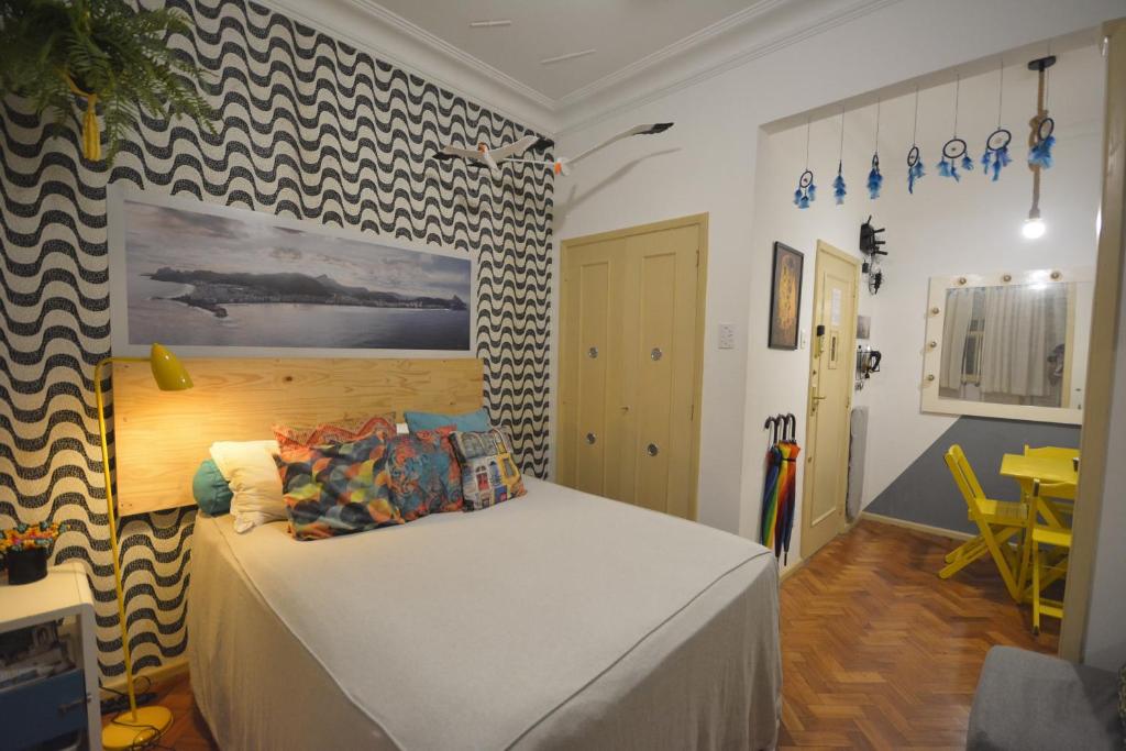 1 dormitorio con 1 cama en una habitación en Pé na Areia na Quadra Praia Copacabana melhor localização Rio WiFi 100Mb en Río de Janeiro