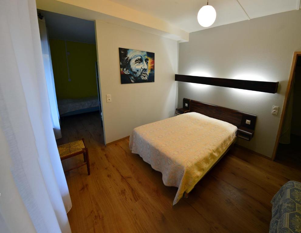 Rúm í herbergi á Friendly Auberge