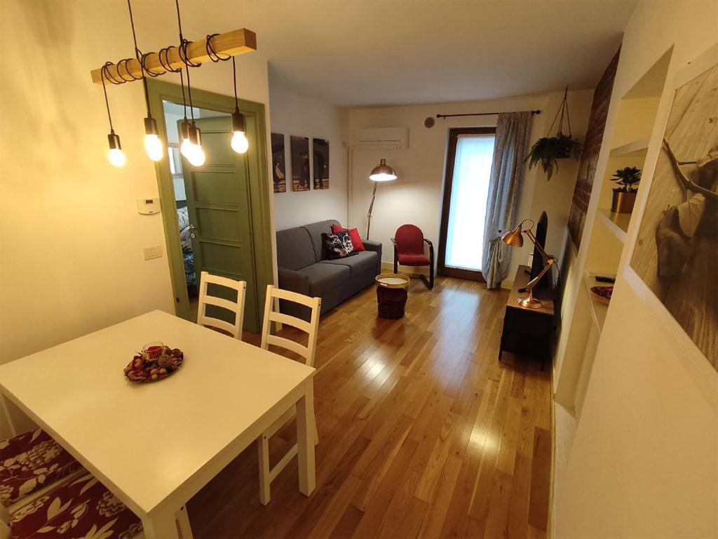 uma sala de estar com uma mesa e um sofá em L'Ultima Rosa em Verona