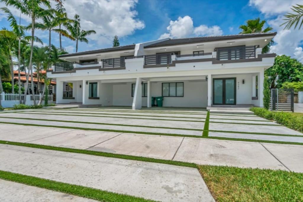 Luxe 4BD Duplex with Heated Pool, Close to Restaurants, South Miami