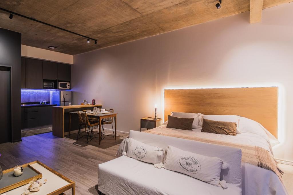 1 dormitorio con 1 cama grande y cocina en Amplio Studio con amenities en Pilar, buena ubicación! en Manuel Alberti