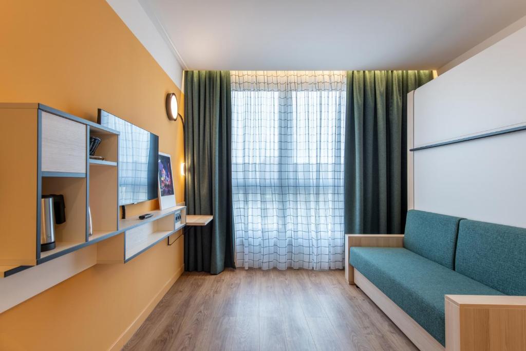 TV a/nebo společenská místnost v ubytování Aparthotel Adagio access Hamburg