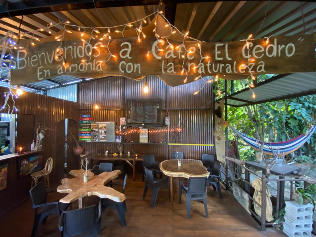 Hostal Café El Cedro 레스토랑 또는 맛집