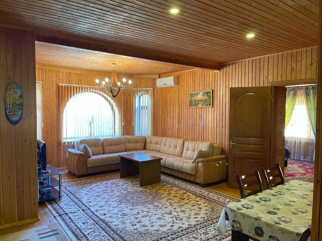 Cozy Wooden Villa - Housity