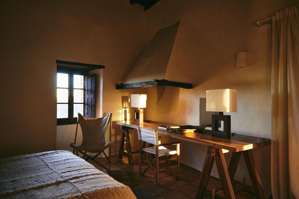 een slaapkamer met een bureau, een bed en een raam bij Albergo Diffuso Crispolti in Labro