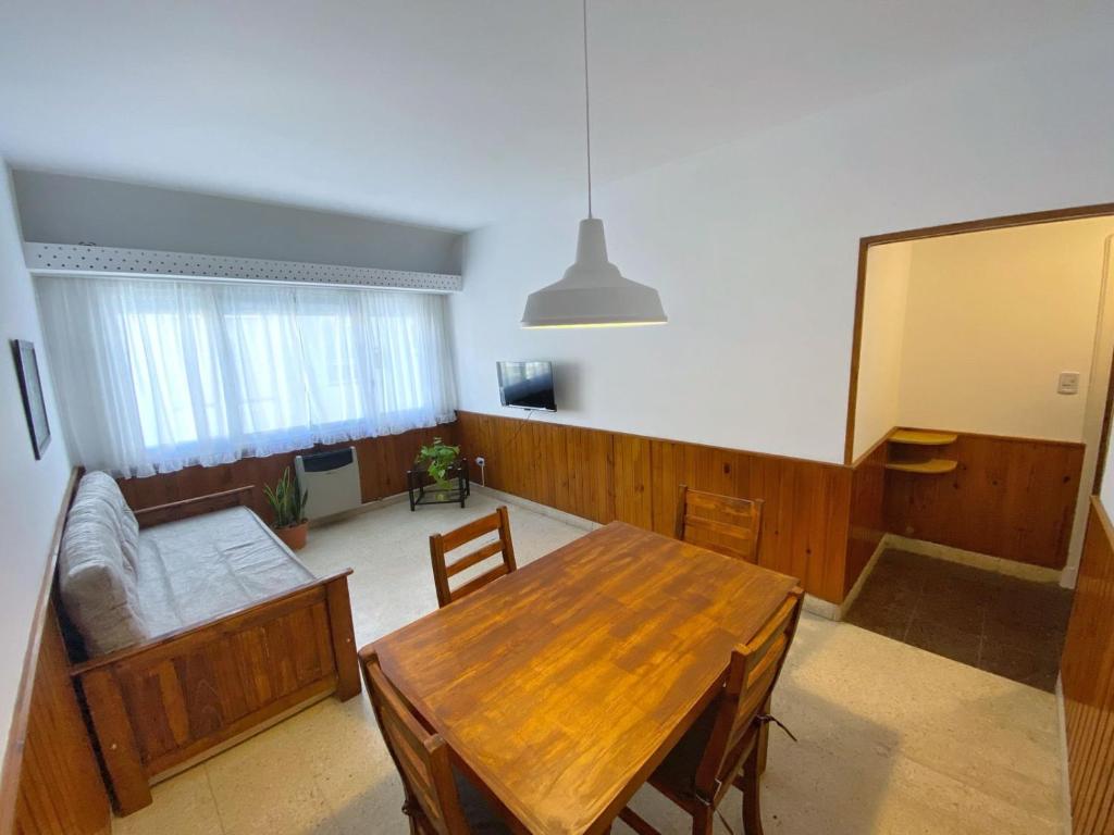 sala de estar con mesa de madera y sofá en Departamento 2 ambientes, zona centro de Mar del Plata. en Mar del Plata