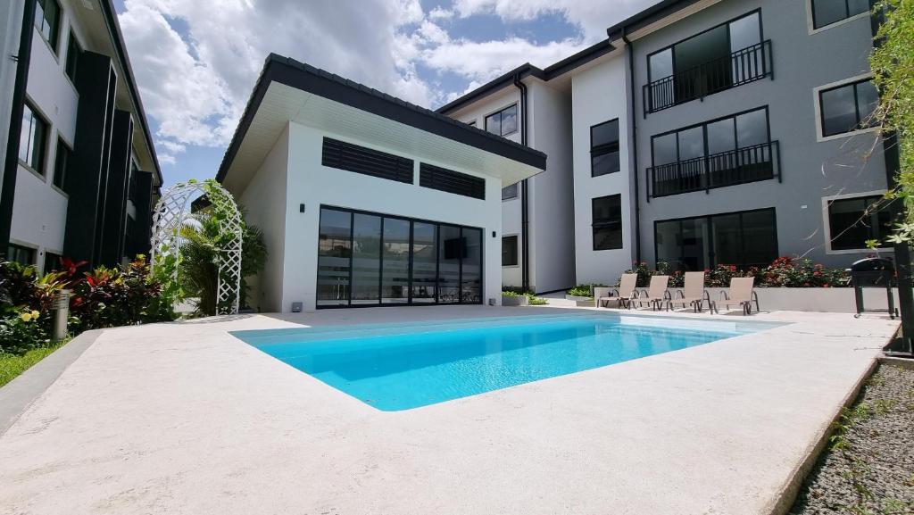 Loft conveniently located five minutes from airport
