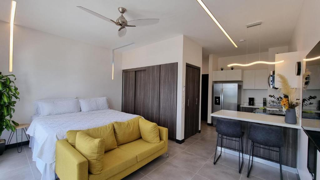 Loft conveniently located five minutes from airport - Estudio De Una Habitación