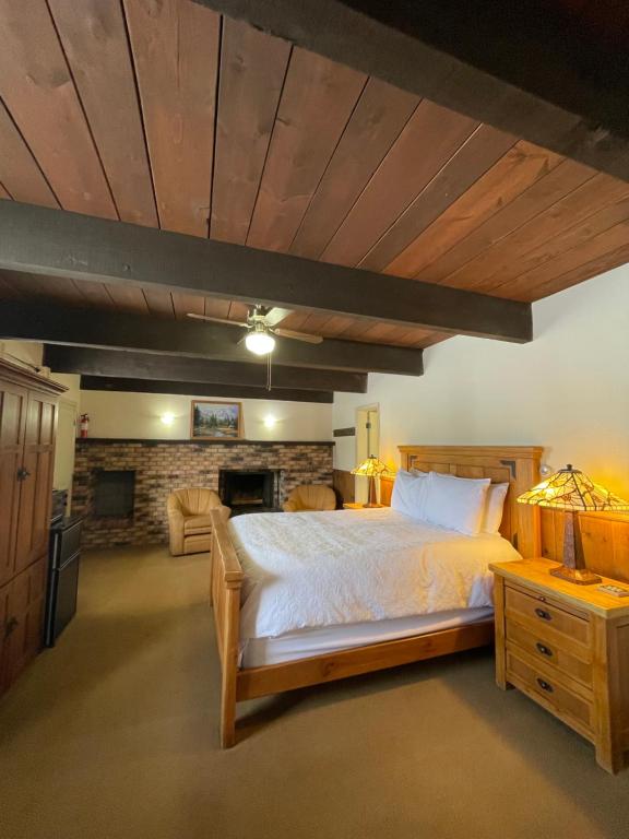 Postel nebo postele na pokoji v ubytování Hideaway Mountain Lodge
