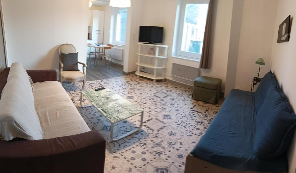 un salon avec un canapé et une table dans l'établissement 