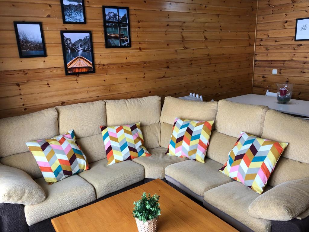 a living room with a couch with pillows on it at Sierra Nevada Cabaña de madera in Sierra Nevada