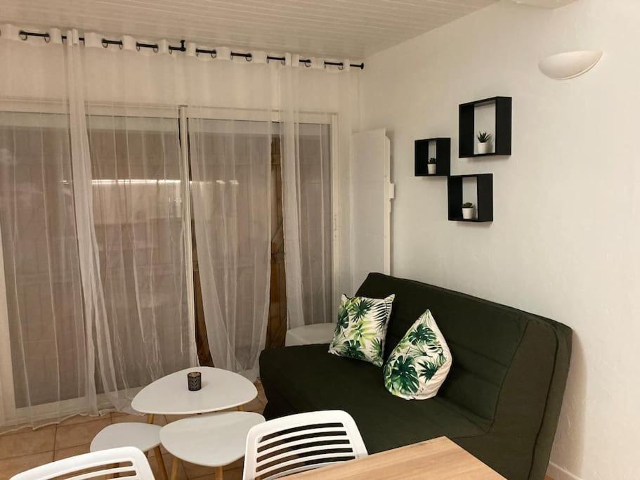 sala de estar con sofá verde y mesa en Appartement de 40m2 avec jaccuzzi privatif, en Ventabren