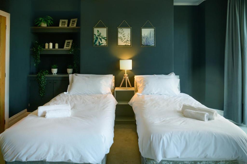 Llit o llits en una habitació de Luxurious 4 bedroom townhouse in Buxton