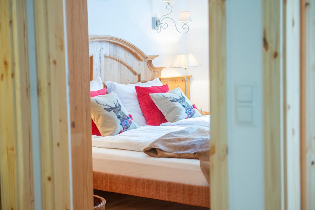 A bed or beds in a room at Panorama & SPA Apartment Kaiser Franz Josef I im Schillerhof