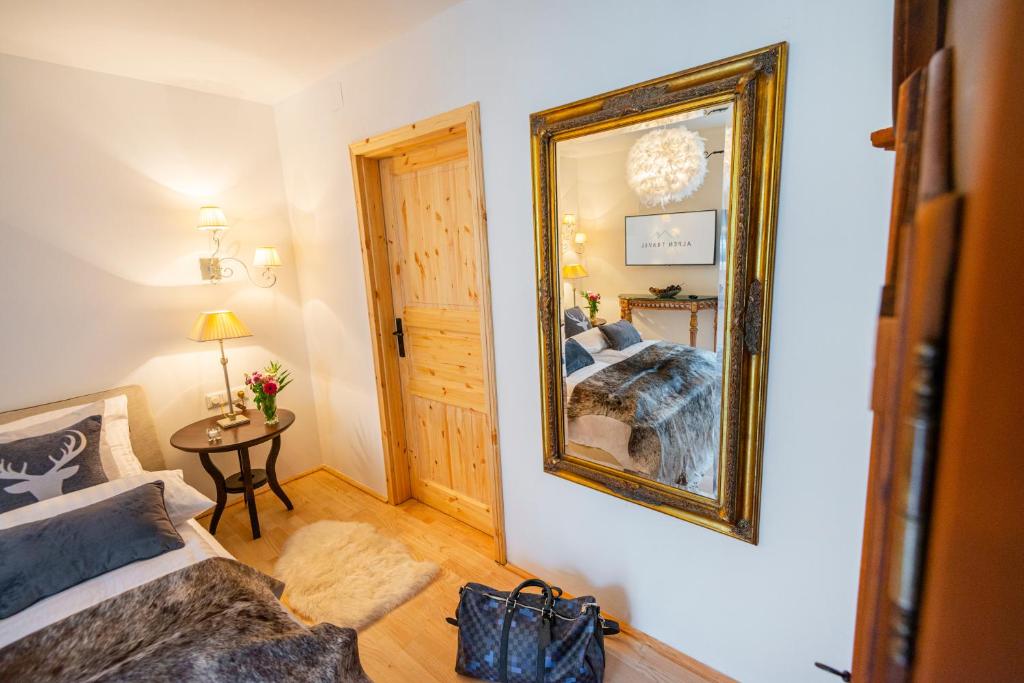 A bed or beds in a room at Panorama & SPA Apartment Kaiser Franz Josef I im Schillerhof