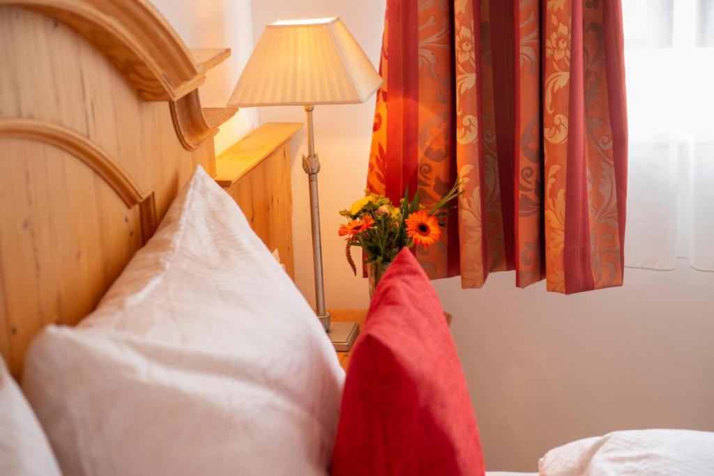 A bed or beds in a room at Panorama & SPA Apartment Kaiser Franz Josef I im Schillerhof