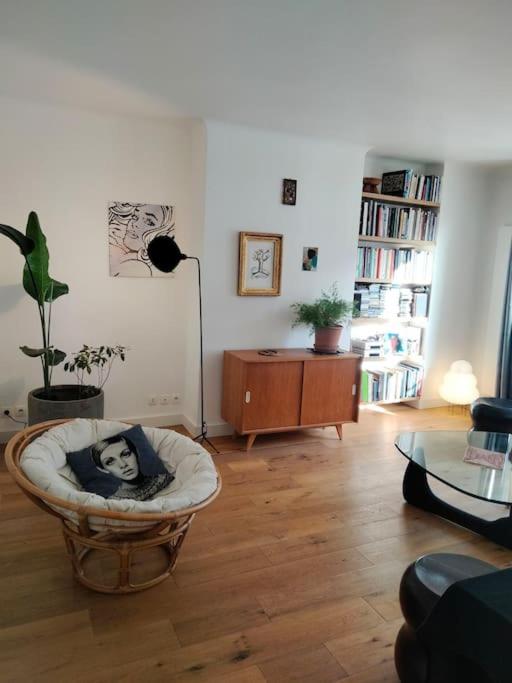 - un salon avec une chaise et une photo de femme dans l'établissement quiet and very central apartment, à Paris