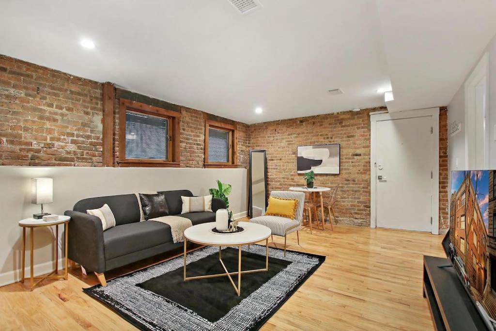 uma sala de estar com um sofá e uma mesa em Charming 2BR Urban Oasis in the Heart of Chicago - Barry GB em Chicago