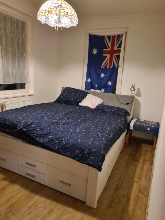 a bedroom with a bed with a flag on the wall at Charmantes helles Zimmer zentrumnah und naturnah in Göppingen