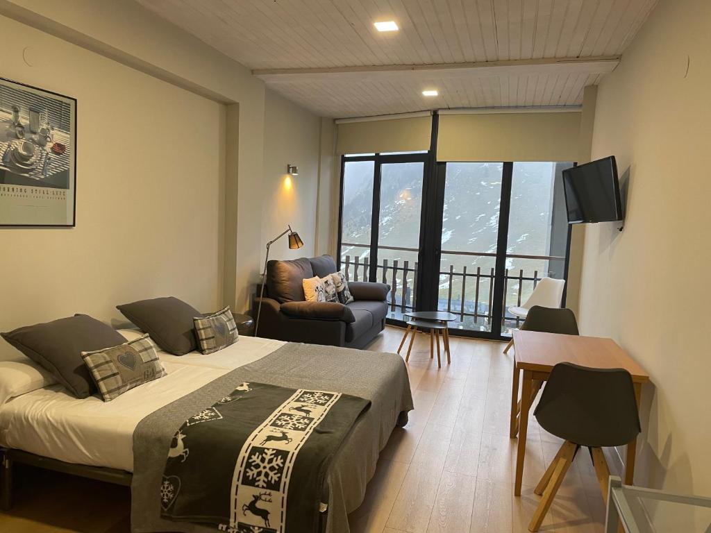 TV a/nebo společenská místnost v ubytování Hotel Edelweiss Candanchú