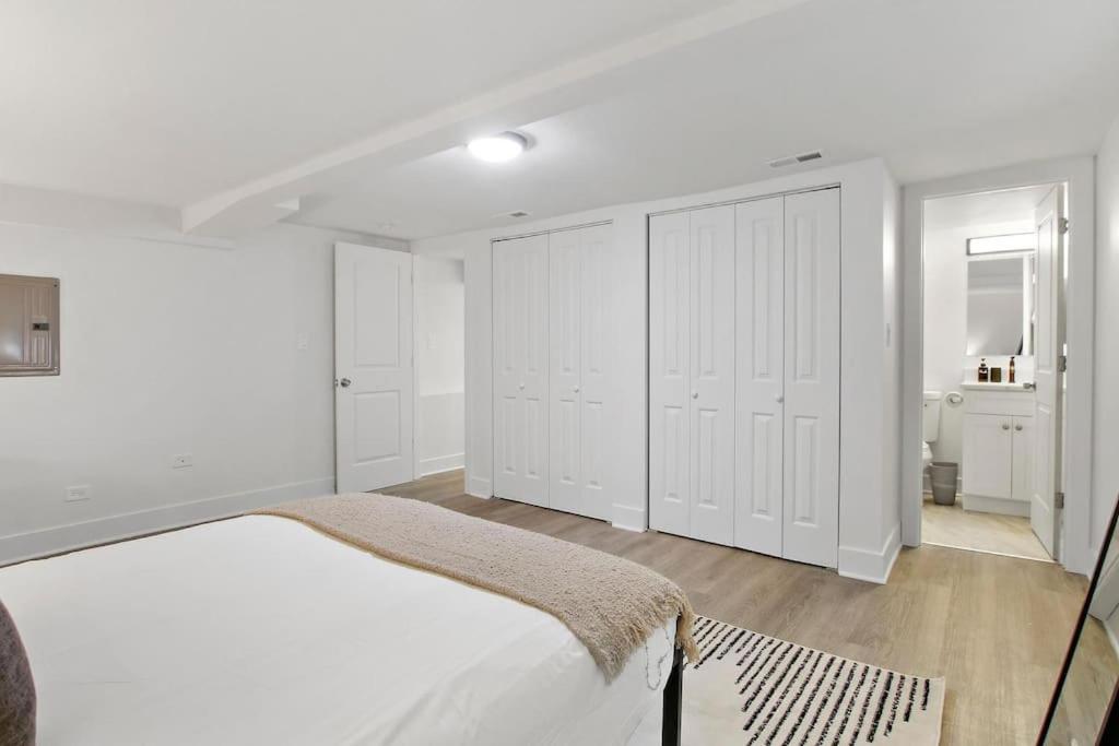 Ảnh trong thư viện ảnh của Roomy 1BR Apartment with Laundry - Aberdeen 1 ở Chicago