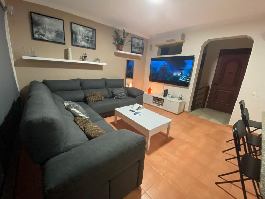 TV a/nebo společenská místnost v ubytování Villa Mogan Mall, con jacuzzi y PlayStation 5