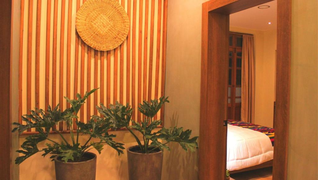 Postel nebo postele na pokoji v ubytování Hotel Inti Quito