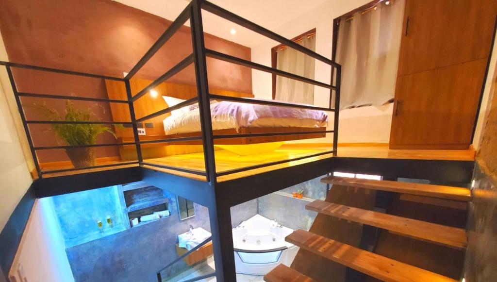Hotel Inti Quito في كيتو: غرفة مع سرير بطابقين في منزل