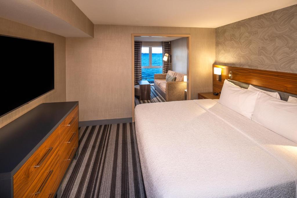 Postel nebo postele na pokoji v ubytování Silver Cloud Hotel Tacoma Waterfront