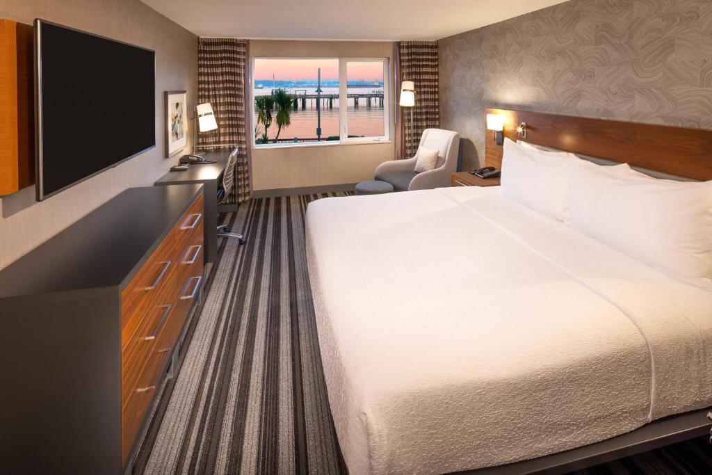 Postel nebo postele na pokoji v ubytování Silver Cloud Hotel Tacoma Waterfront