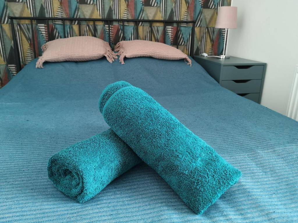 um cobertor azul deitado em cima de uma cama em Apartament dla Ciebie em Lańcut