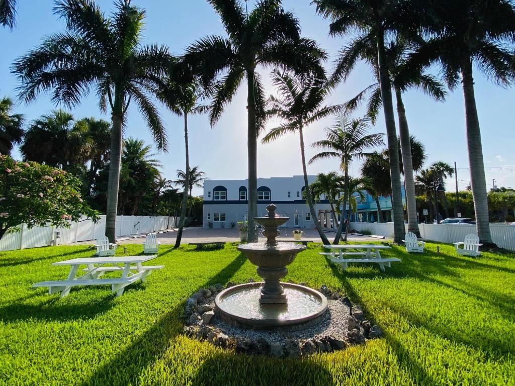 einen Brunnen inmitten eines Rasens mit Palmen in der Unterkunft La Tortuga Historic Pass A Grille St Pete Beach 1 in St Pete Beach