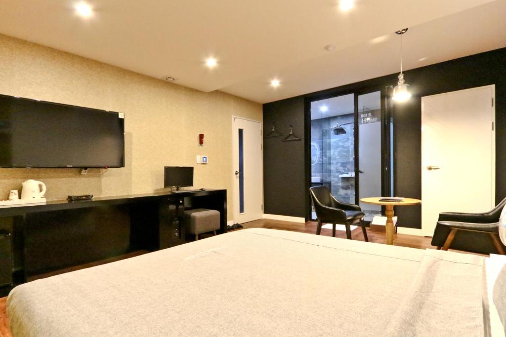 TV a/nebo společenská místnost v ubytování Hotel Home