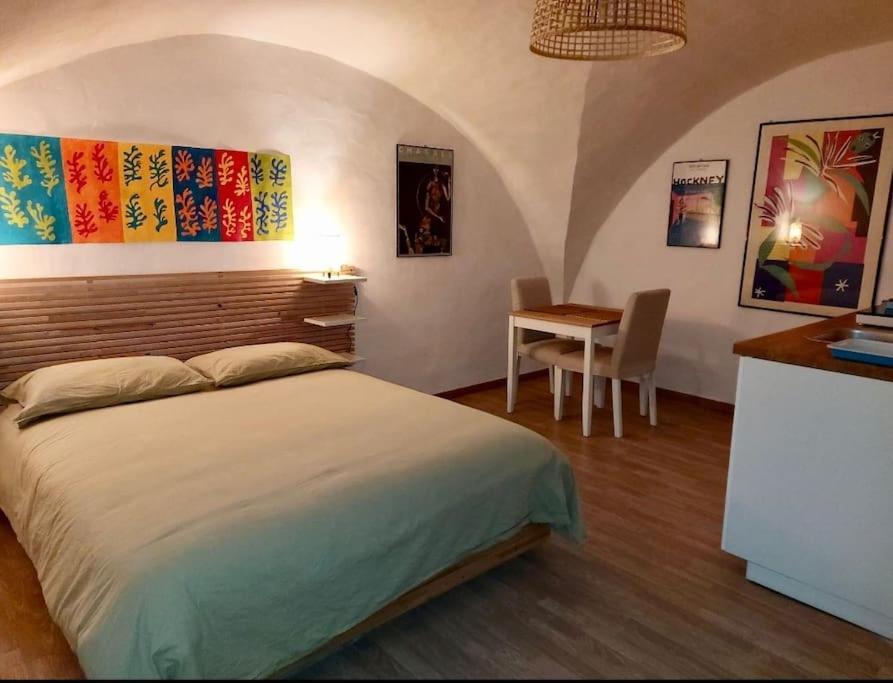 - une chambre avec un lit et une table dans l'établissement Quintino Sella 175 Foresteria Matisse, à Bari