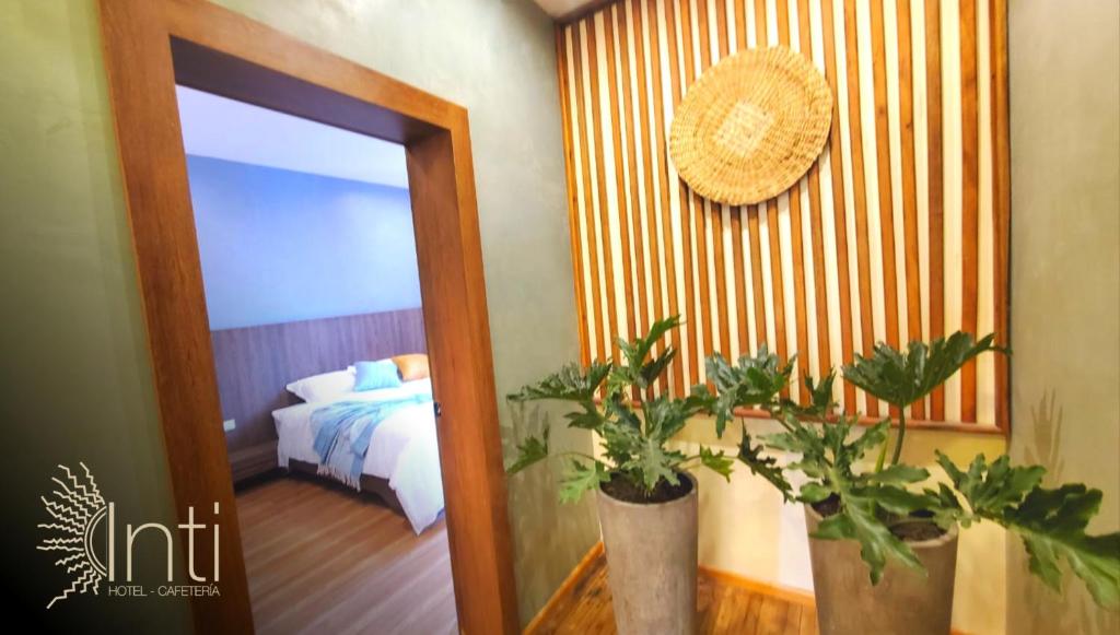 Postel nebo postele na pokoji v ubytování Hotel Inti Quito