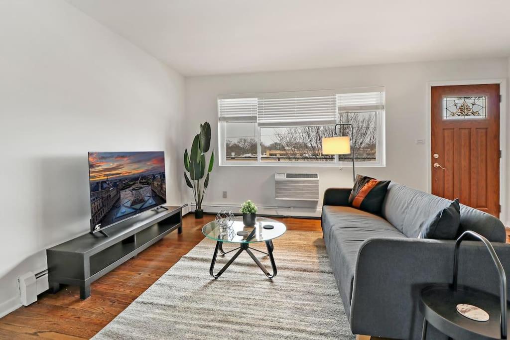 een woonkamer met een bank en een tafel bij 1BR Picturesque Apt with Modern Amenities - Salem 8C in Arlington Heights
