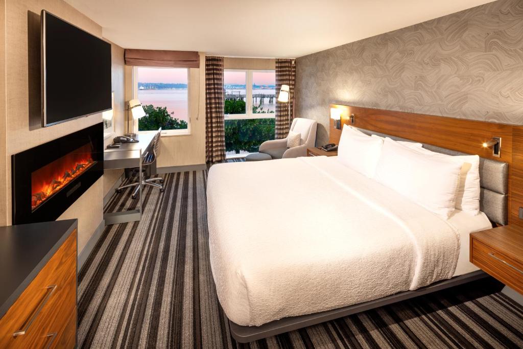 Postel nebo postele na pokoji v ubytování Silver Cloud Hotel Tacoma Waterfront